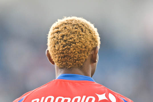 René Makondele, nacke, hår, genre