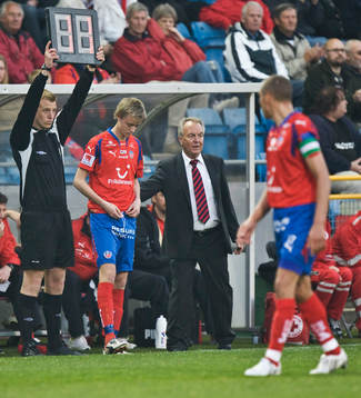 Bo NIlsson, tränare, skickar in Rasmus Jönsson