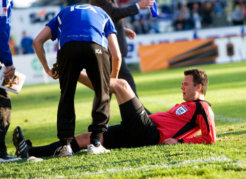 Martin Ingvarsson, domare, skadades och fick utgå. Skada,