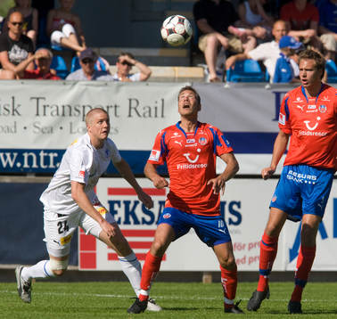 Helsingborgs Erik Sundin kontrollerar bollen