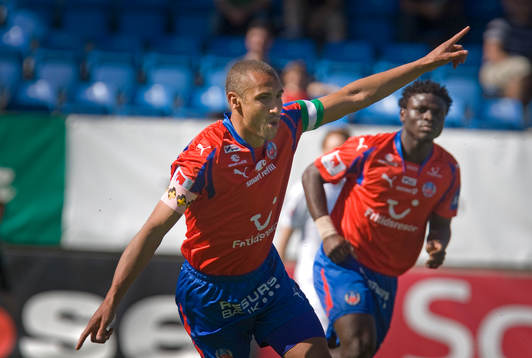 Henrik Larsson signalerar för 1 - 0 till Helsingborg. Jubel
