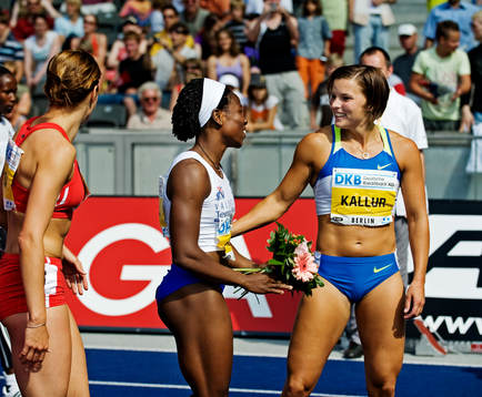 Susanna Kallur, Sverige, och vinnaren Josephine Onyia,