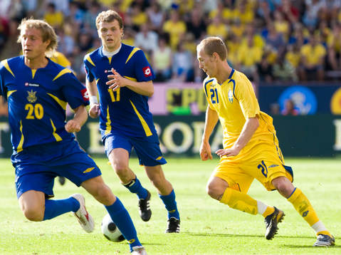 Christian Wilhelmsson skojar med två försvarare