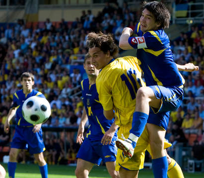 En Ukraina-försvarare klättrar på Zlatan Ibrahimovic