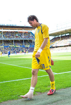 Johan Elmander, Sverige, lunkar av med en lindad fot