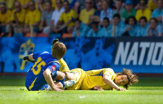 Zlatan Ibrahimovic, Sverige, faller hårt i en närkamp med