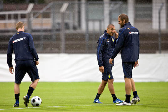 Henrik Larsson skrattar med Olof Mellberg