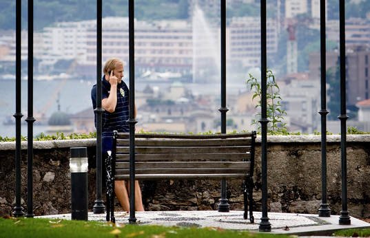 Mikael Dorsin pratar i telefon ute på gården vid
