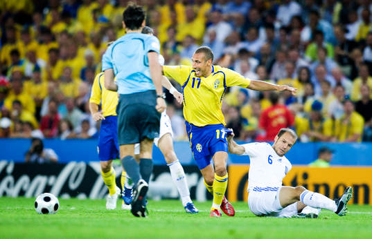 Henrik Larsson, Sverige, hålls fast av Angelos Basinas,