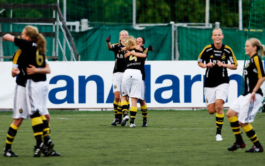 Elin Ekblom Bak gratuleras till sitt 1-0-mål