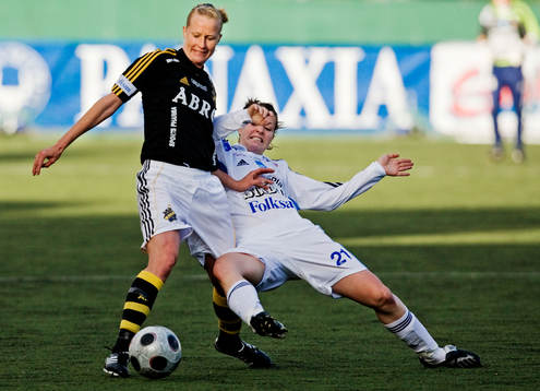 Rebecka Jonsson, Djurgården, tacklar en AIK-spelare