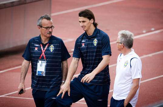 Zlatan Ibrahimovic tar sig för knät när han pratar med