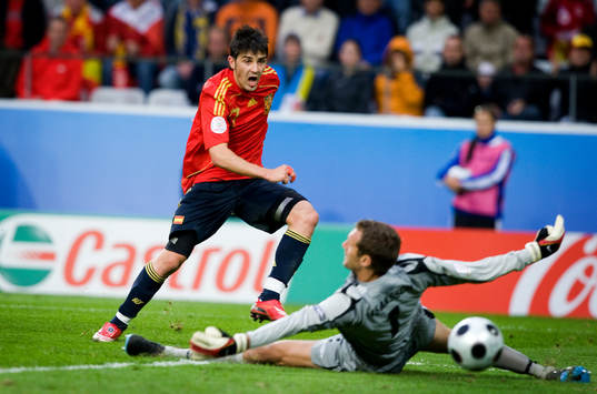David Villa, Spanien, slår in bollen brevid Andreas