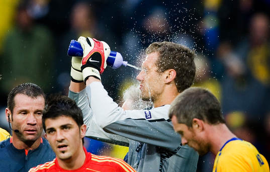 Andreas Isaksson, målvakt, Sverige, tar en kalldusch