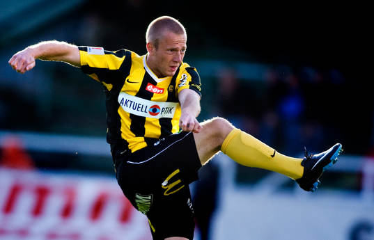 Daniel Larsson, Häcken, dunkar in 2-0 i sin första