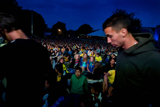 Fotboll, Agon Mehmeti och Guilermo Molins tittar på EM,