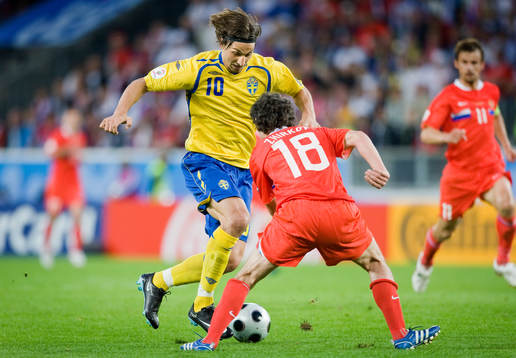 Zlatan Ibrahimovic, Sverige, utmanar Yuri Zhirkov, Ryssland