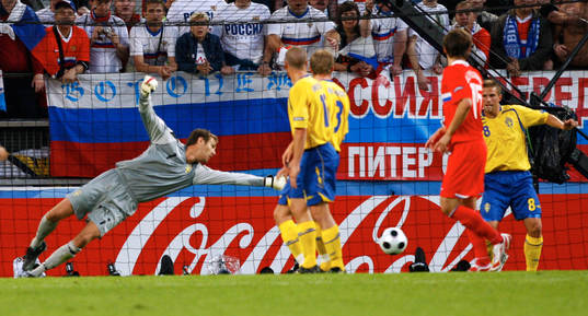 Andreas Isaksson, målvakt, Sverige, släpper in 1-0 till