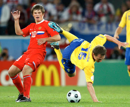 Andrei Arshavin, Ryssland, fäller Kim Källström, Sverige