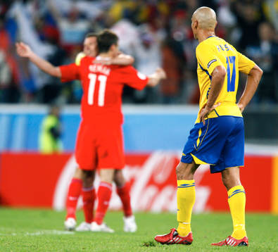 Henrik Larsson, Sverige, ser på när Ryssland firar.