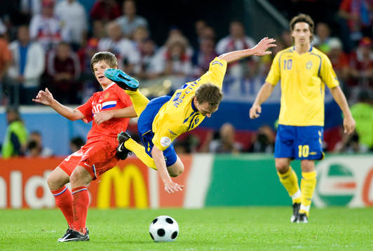 Kim Källström, Sverige, får sig en flytur av Andrei