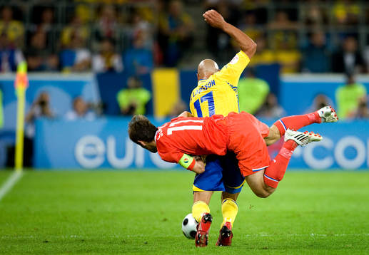 Sergei Semak, Ryssland, hänger på Henrik Larsson, Sverige