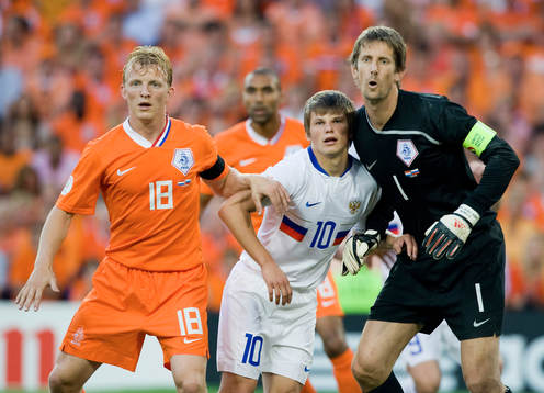 Andrei Arshavin, Ryssland, mellan Dirk Kuyt och Edwin van