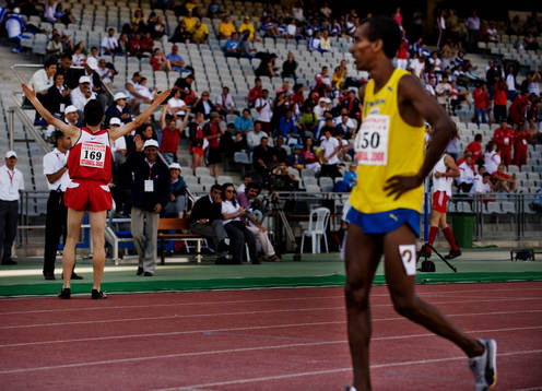 Mustafa Mohamed, Sverige, ser på vinnaren av loppet, Kalil