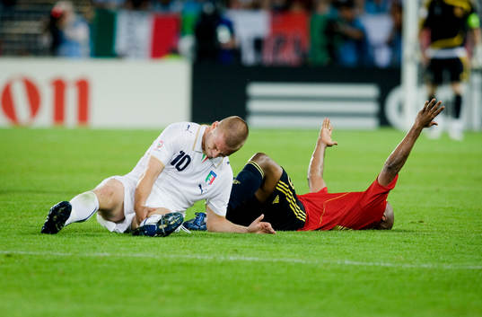 Daniele de Rossi, Italien och Marcos Senna, Spanien