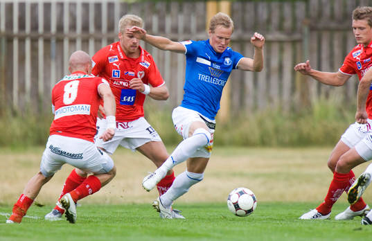 Magnus Andersson, Trelleborg, jagas av Henrik Rydström och