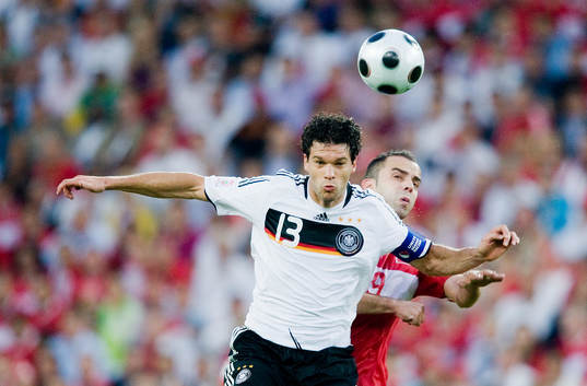 Michael Ballack, Tyskland och Semih Santürk, Turkiet