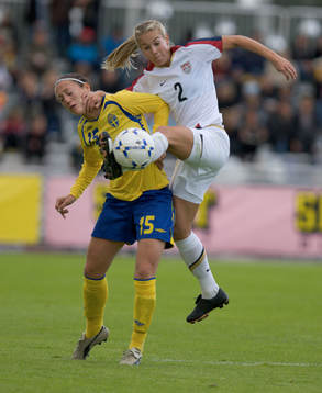 Heather Mitts, USA och Therese Sjögran, Sverige