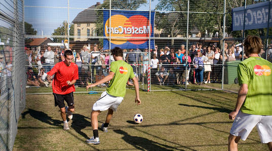 Cageboll, fotboll i bur