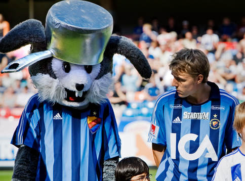 Djurgårdens nyförvärv Johan Oremo spanar in lagets maskot