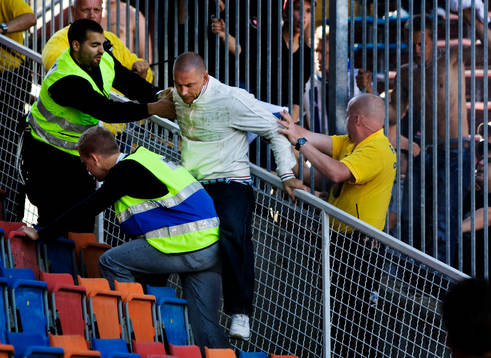 Huliganer i IFK Göteborg-klacken hoppade över stängsel.