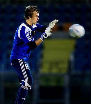 Erik Dahlin, målvakt, räddar en boll