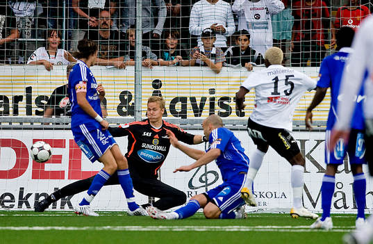 Eric Magloire Bassombeng, Örebro, trycker in 2-1 bakom