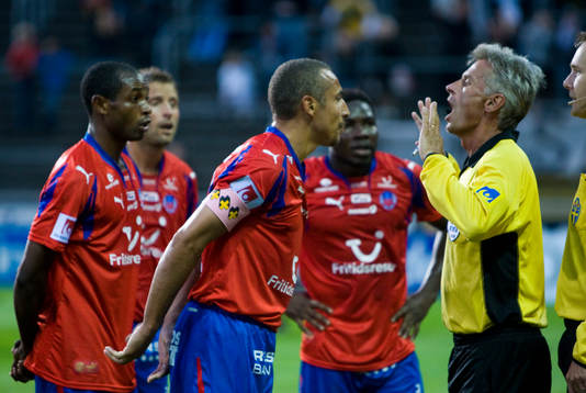 2-2, bortdömt för offside, men först dömde domare Peter
