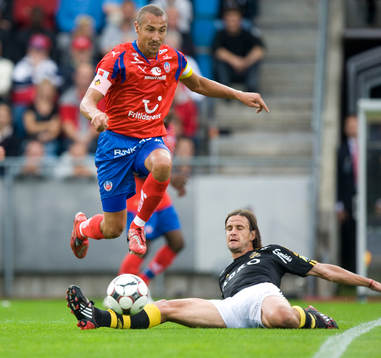 Henrik Larsson flyger över Ivan Obola