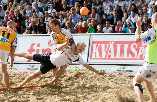 Showlaget Rimbos Fredrik Johansson trycks ner av Per