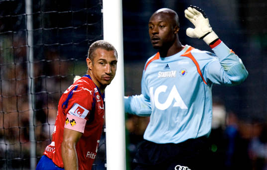 Henrik Larsson och Pa Dembo Tourray, målvakt