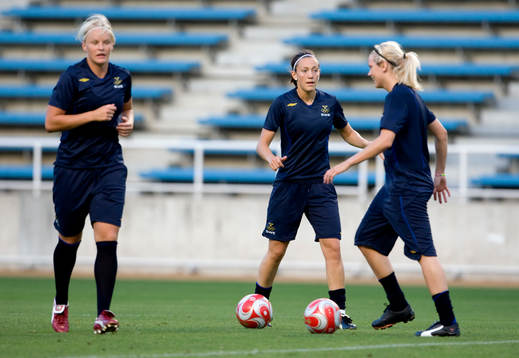 Nilla Fischer, vänster och Therese Sjögran, mitten