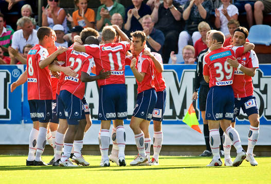 Tommy von Brömsen gör 1-0 till Örgryte. Jubel