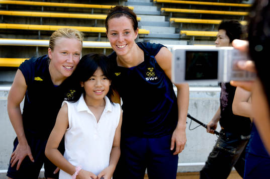 Sara Larsson och Lotta Schelin blir fotograferade av