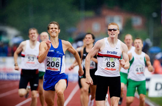 800m, Mattias Claesson (t.h) får se sig besgrad av Joni