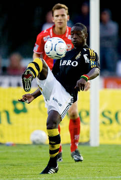 Nicklas Bergh, AIK, tar ner bollen, Marcus Lindberg,