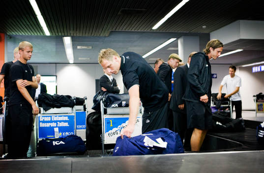 Kim Christensen hämtar bagage på Basels flygplats. Även