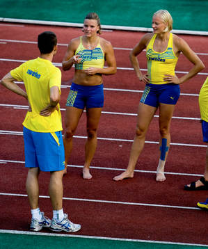 Susanna Kallur och Carolina Klüft pratar med Stefan Holm