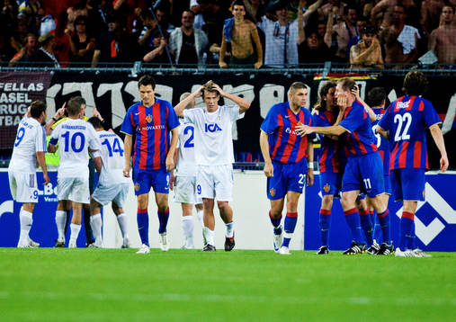 Domaren pekar på straffpunkten och Basel jublar. IFK