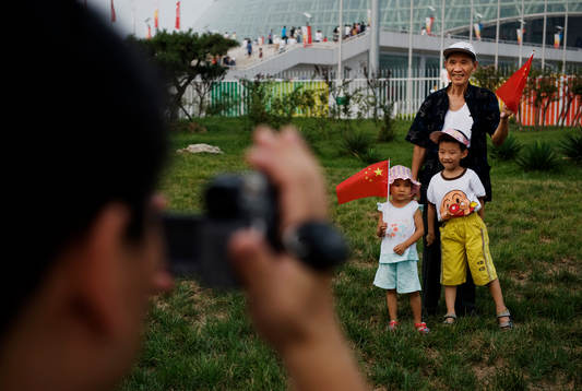 Familjer tar bilder utanför Tianjin Olympic Center Stadium